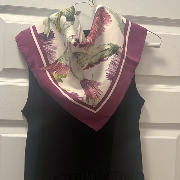 Gucci Womens Square 100% Silk Scarf 32 inches - Picture 6 of 16